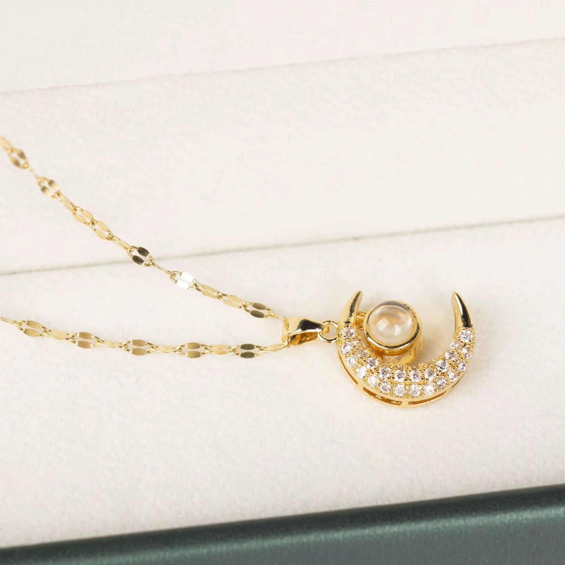✨ Collier Soleil & Lune en Zircon – Éclat Céleste ✨